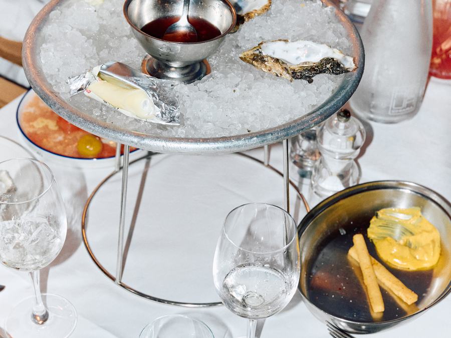 Plateau de coquillages et plats posés au centre de la table