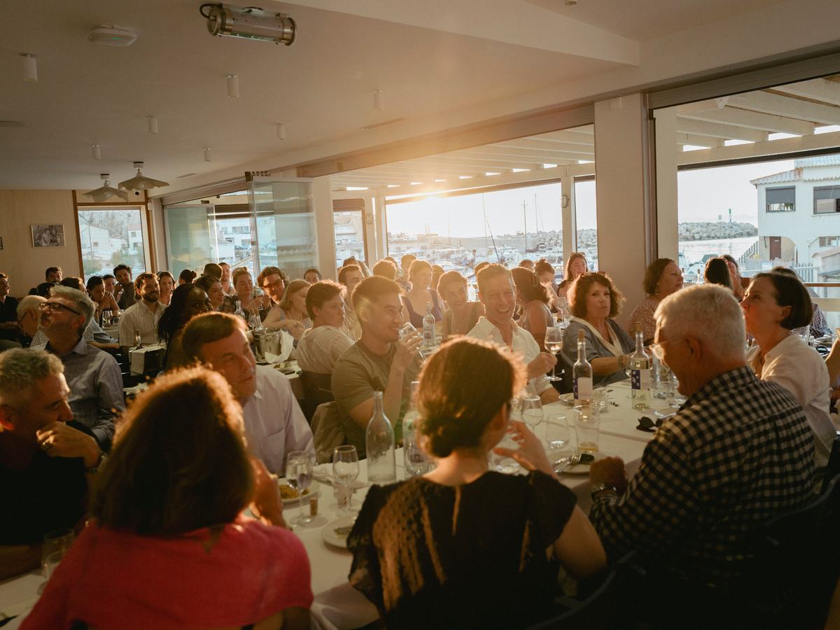 La salle entière remplie de convives, un soir de grand dîner