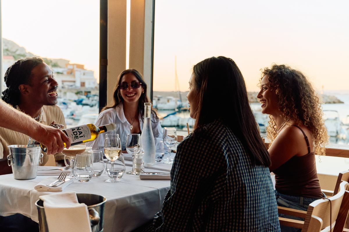 Une tablée d'amis au coucher du soleil, dans le service