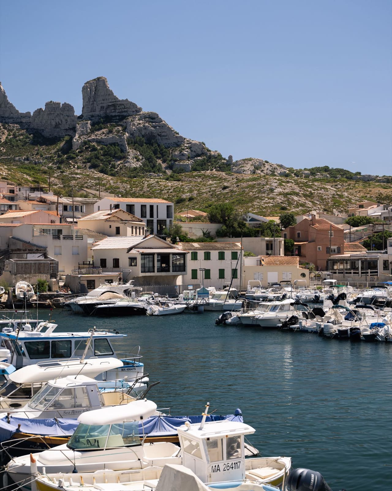Le village des Goudes à Marseille : le petit port, les cabanons et le massif des Calanques
